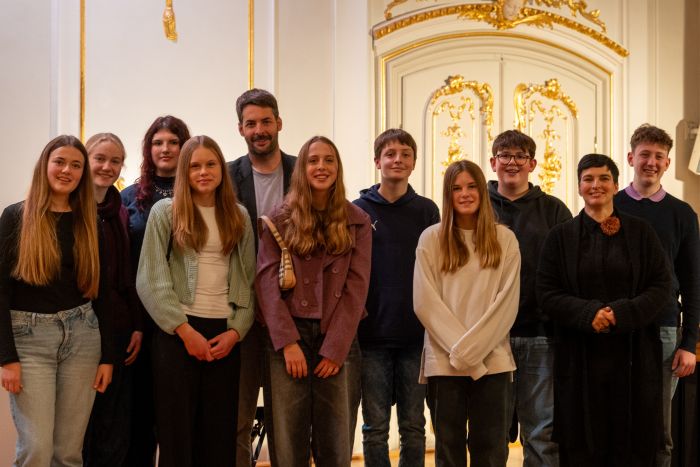 Schülergruppe beim Konzert auf der Insel Mainau